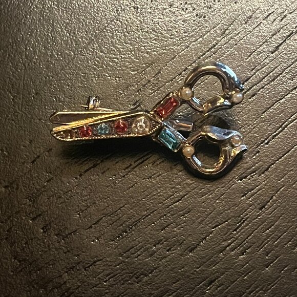 Vintage Gold Tone Scissors Rhinestone Brooch Blue Pink Faux Pearl - Picture 1 of 5